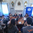 La alcaldesa de Burgos, Cristina Ayala, y el presidente de la Fundación Consulado del Mar, Antonio Méndez Pozo firman un convenio de colaboración