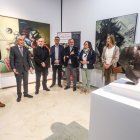 El director del Museo de Burgos, Luis Araus, junto a los representantes de las distintas administraciones y al Javier Sáez (tercero por la izquierda), hijo del artista Luis Sáez, durante la inauguración de 'Bellamente aterrados'.