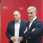 E secretario provincial, José Luis Aceves (izda) con el exprocurador José Luis Vázquez.