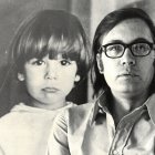 Francisco Umbral, posando ante una fotografía de su hijo Pincho.