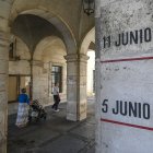 Marcas de las inundaciones sufridas en la ciudad en las columnas del Ayuntamiento.