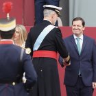 Los presidentes de la Junta, Alfonso Fernández Mañueco, y de las Cortes, Carlos Pollán, asisten al acto solemne de homenaje a la bandera nacional y al desfile militar con ocasión del día de la Fiesta Nacional.