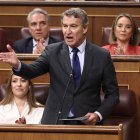 El presidente del Partido Popular, Alberto Núñez Feijóo, interviene durante una sesión de Control al Gobierno, en el Congreso de los Diputados, a 7 de octubre de 2025, en Madrid (España). 