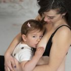 Rey amamanta a su hija.