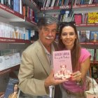Javier Urra y Jimena Bañuelos posan con el ejemplar en una Feria del Libro.