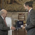 El Rey Felipe VI tras la entrega del premio Reino de España a la Trayectoria Empresarial a José Antolín. © EL CORREO DE