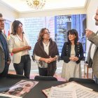 El intérprete de las anotaciones del Canto de la Sibila más antiguo, José Hernández Pastor, explica los pormenores de su trabajo a los responsables de la Diputación y del ciclo Soledad Sonora.