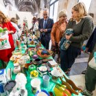 Representantes de la Junta, el Ayuntamiento y el Gobierno apoyaron a Nuevo Futuro en la inauguración de su tradicional rastrillo.