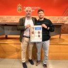 El concejal de Sanidad, Carlos Niño, y el presidente de asociación, Luis Pérez, en la presentación de la pedalada por la espondilitis anquilosante.