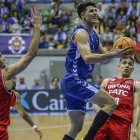 Corbalán encara el aro durante el partido contra Girona.