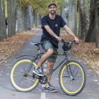 Pablo posa con una bici en el Paseo de la Quinta, tras su regreso a Burgos.