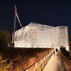 Pruebas de iluminación del palacio de Alfonso X recreado con malla metálica, en el Castillo de Burgos.