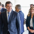 Fernández Mañueco accede al Fórum junto a la alcaldesa de Burgos, Cristina Ayala, minutos antes de la inauguración del XXVIII Congreso Nacional de la Empresa Familiar.