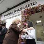 La consejera de Industria, Comercio y Empleo, Leticia García (C), durante su visita al centro estético Sandra Salgueiro de Ponferrada, beneficiario del programa al emprendimiento de Transición Justa.