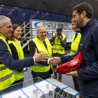 El ministro de Industria y Turismo, Jordi Hereu (c), durante una visita a la sede de Grupo Cropu, a 24 de octubre de 2025, en Burgos, Castilla y León (España). 