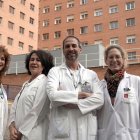 (I a D) Belén Martín Gil y Mercedes Fernández Castro, enfermeras de la Unidad de Apoyo a la Investigación del Hospital Clínico Universitario de Valladolid, Noel Rivas González, jefe de la Unidad de Enfermería en Formación del H.C.U.V. y coordinador de Formación del Área de Enfermería, y María López Valdecillo, profesora titular de la Facultad de Enfermería de la Universidad de Valladolid y vicedec.