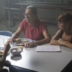 La vallisoletana Clara Santaolaya, productora de 'Darshan', con el guion en pleno rodaje.