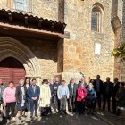 Autoridades y vecinos del pueblo junto a la placa conmemorativa.