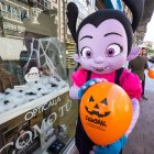Vampirina es la madrina de la Fiesta de Halloween que ha organizado la Asociación de Comerciantes de Gamonal Zona G.
