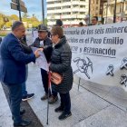 Familiares de los mineros fallecidos en Santa Lucía (León) en 2013 en el acto protagonizado este viernes en León capital al cumplirse 12 años del suceso, junto al presidente de la Diputación de León, Gerardo Álvarez Courel.