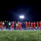 Los jugadores celebran con la afición la victoria ante el Leganés.