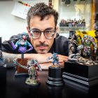 Herrero posa con algunas de las miniaturas que ha pintado.