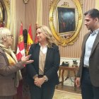 María Jesús Domingo, de Párkinson Burgos, charla con la alcaldesa, Cristina Ayala.