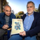 José María Izarra (i.) y Alfonso Hernando, con la portada del número cero de Culdbura.