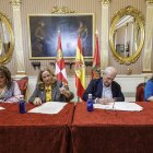 Firma del acuerdo del Diálogo Social de Burgos. De izquierda a derecha, Sara Gil (UGT), la alcaldesa, Cristina Ayala, Ignacio San Millán (FAE) y Carmen Álvarez (CCOO).