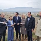 En el centro, Quiñones visita las parcelas del desarrollo residencial en Ólvega (Soria).