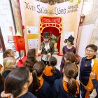 Las visitas de colegios al Salón del Libro Infantil y Juvenil arrancaron tras la inauguración de la exposición.