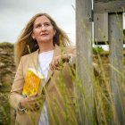 La escritora Luz Gabás, con su nueva novela, 'Corazón de oro'.
