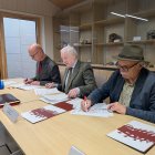 El rector de la Universidad de Burgos, José Miguel García (i); el presidente de la Fundación Atapuerca, Antonio Miguel Méndez pozo; y el vicepresidente, Eudald Carbonell.