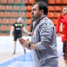Jorge Berzosa sigue el partido desde la banda en el polideportivo El Plantío durante el encuentro ante Sagunto.