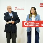La vicesecretaria general del PSCyL y viceportavoz en las Cortes de Castilla y León, Nuria Rubio, y el presidente de la Unión de Consumidores de Castilla y León, Prudencio Prieto, comparecen en rueda de prensa tras mantener una reunión.