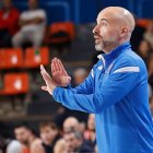 Jordi Juste da instrucciones a sus jugadores desde la banda en el partido ante Coruña.