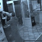 El ladrón captado por las cámaras de seguridad del bar en el que robó una cesta de Navidad.