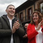 Eva López de Arroyabe, portavoz de EH Bildu en la Diputación Foral de Álava junto al líder de la formación abertzale, Arnaldo Otegi.