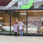 Dos mujeres observan el dormitorio de matrimonio, con una bañera-roca impresionante, en una de las dependencias de Muestracasa.