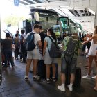 Archivo - Varias personas esperan para subirse a un autobús en la estación de autobuses de Méndez Álvaro, a 2 de agosto de 2024, en Madrid (España).