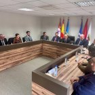 El presidente de la Diputación, Carlos García; el presidente del Principado de Asturias, Adrián Barbón; la consejera de Educación de la Junta de Castilla y León, Rocío Lucas; el alcalde de Cebreros; Pedro José Muñoz; y el alcalde de Vegadeo, César Álvarez.