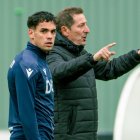 Ramis da instrucciones junto a Marcelo Expósito durante un entrenamiento esta semana.