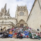 El posado de todos los grupos en la Puerta del Sarmental de la Catedral es el cierre oficial del año para la Federación de Peñas que este año ha celebrado su 50 aniversario.