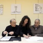 Alfonso Revuelta y Carlos Fernández, vecinos de Villanubla (Valladolid), participan junto a Sandra Martínez, terapeuta de Fundación Hospitalarias Valladolid, en un programa de detección precoz del deterioro cognitivo.