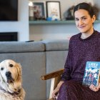 María Estébanez, acompañada por su perro Talco.