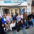 Algunos de los alumnos participantes y responsables de la iniciativa posan frente a uno de los comercios participantes.