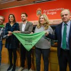 Carlos Temiño (Socibur), Andrea Ballesteros (PP), Josué Temiño (PSOE), Cristina Ayala (alcaldesa de Burgos) y Fernando Martínez-Acitores (Vox), posan con el pañuelo del tren directo.