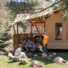 El complejo cuenta con 50 parcelas y 10 bungalows de tres tipos: tradicionales, tiendas safari y dos suites.