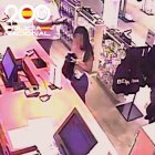 Imagen de la menor comprando en un establecimiento.