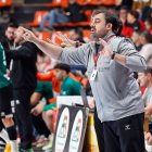 Jorge Berzosa da instrucciones durante un partido.